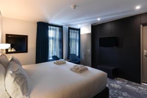 Een bed of bedden in een kamer bij Atlas Hotel
