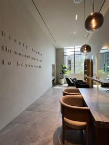 a dining room with chairs and a wall with writing on it at KingSize Suite in Reforma Jacuzzi & Awesome Mexico City View in Mexico City +24 photos