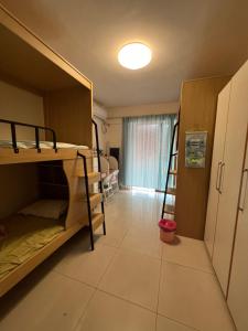 广州Feng3 Girls Hostel的一间有两张双层床和走廊的房间