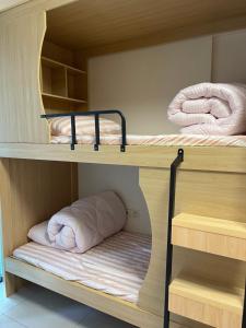 广州Feng3 Girls Hostel的客房内的2张双层床和毛巾