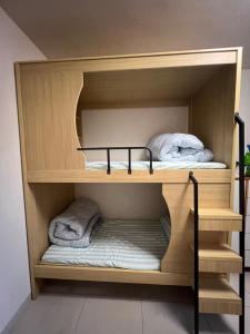 广州Feng3 Girls Hostel的客房内的一张带毛巾的木制双层床