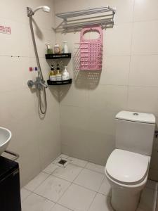 广州Feng3 Girls Hostel的带马桶和粉色篮子的浴室