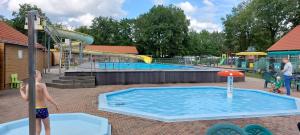 SchoonlooにあるCaravan 190 Tien Heugten,の若男