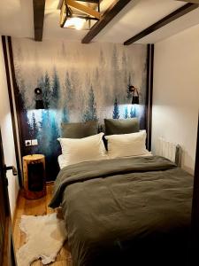 a bedroom with a large bed with a painting on the wall at Chalet A Baisoara - Piscină încălzită - Pârtii în apropiere in Băişoara +42 photos