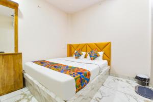 Rúm í herbergi á FabHotel Somnath