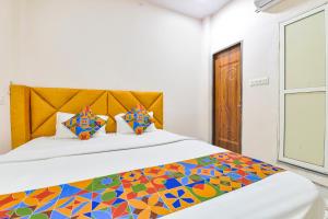 Rúm í herbergi á FabHotel Somnath