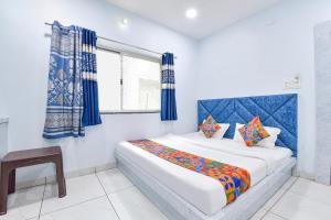 Rúm í herbergi á FabHotel Somnath
