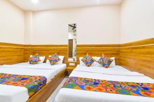 Rúm í herbergi á FabHotel Somnath