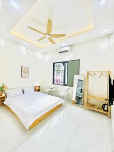 a bedroom with a bed and a ceiling fan at Phương Như homestay in Thôn Dương Xuân Hạ +15 photos
