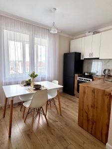 TaldykolʼにあるEasy Apartのキッチン(白いテーブル、椅子付) +11枚の写真