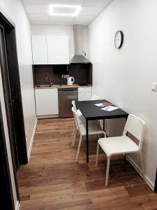 Kuchyňa alebo kuchynka v ubytovaní Dimael Hostel & Apartments