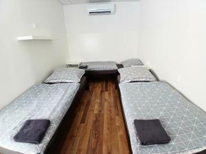 Posteľ alebo postele v izbe v ubytovaní Dimael Hostel & Apartments