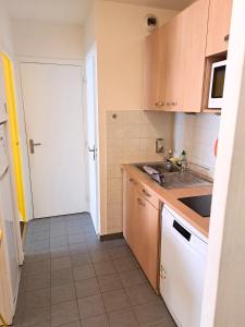 Kuchyňa alebo kuchynka v ubytovaní Bel appartement au calme avec parking