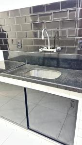 里约热内卢Avenida NOSSA SENHORA DE COPACABANA 363 TRES QUARTOS 5 CAMAS A 200 METROS DA PRAIA DE COPACABANA的厨房里有水槽的厨房柜台