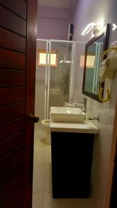 Koupelna v ubytování Blue Sand Beach Resort + 135 fotografií