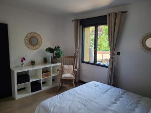 En eller flere senge i et værelse på Maison avec piscine Pyla sur mer