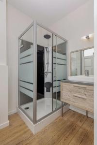a bathroom with a large mirror and a sink at Guesthouse Gatsby in Ypres