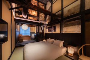 Nazuna Kyoto Higashi Honganji客房内的一张或多张床位