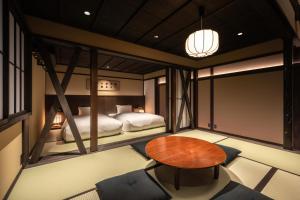 Nazuna Kyoto Higashi Honganji客房内的一张或多张床位