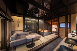 Nazuna Kyoto Higashi Honganji客房内的一张或多张床位