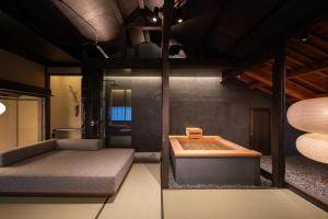 Nazuna Kyoto Higashi Honganji客房内的一张或多张床位