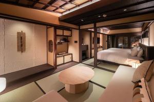 Nazuna Kyoto Higashi Honganji客房内的一张或多张床位