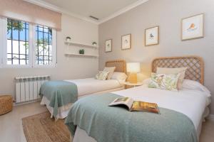 En eller flere senge i et værelse på Genteel Home Villa El Brillante + 23 billeder