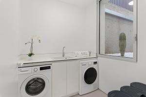 a laundry room with a washing machine and a sink at Karat Villa Murano in Callao Salvaje