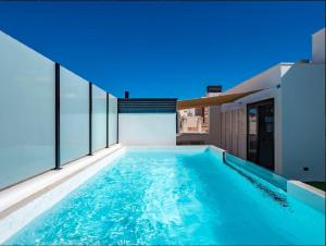 una piscina en medio de una casa en TQ 10 Boutique, en Alicante