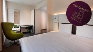 Rúm í herbergi á b-smart motel Basel