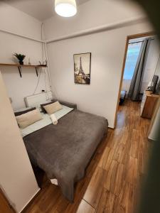 Un dormitorio con una cama grande en una habitación. en Pokoje u Julii 2 Bedroom Premium Apartment, en Rzeszów
