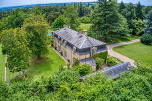 - une vue aérienne sur une grande maison arborée dans l'établissement La Chartreuse des Ormeaux maison de maître en Dordogne, à Saint-Alvère