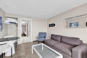 una sala de estar con un sofá y una mesa en 11-th Floor Oceanfront Beach Resort with Private Balcony, en Myrtle Beach 26 fotos más