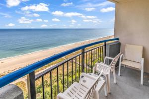 un balcón con vista a la playa en 11-th Floor Oceanfront Beach Resort with Private Balcony, en Myrtle Beach