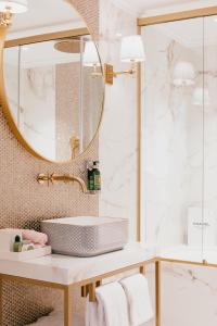 a bathroom with a sink and a mirror at Hotel Estheréa in Amsterdam