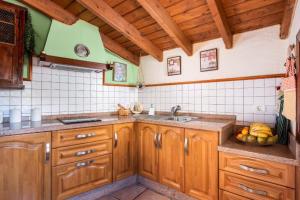 Kuchyň nebo kuchyňský kout v ubytování Romantic Hamlet Cottage with Private Pool La Fragua de Eliseo
