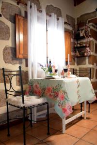 Posezení v ubytování Romantic Hamlet Cottage with Private Pool La Fragua de Eliseo