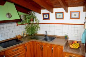 Kuchyň nebo kuchyňský kout v ubytování Romantic Hamlet Cottage with Private Pool La Fragua de Eliseo