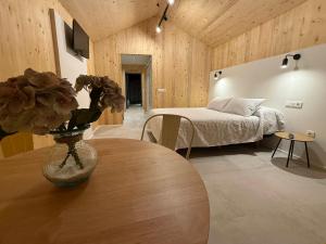 a room with a table with a bed and a bedroom at Cabañas Camiño do Mar in Foz