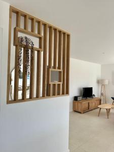 een woonkamer met een trap en een tv bij Port-Manech', Maison avec piscine - Plages à pied in Kermen +38 foto's