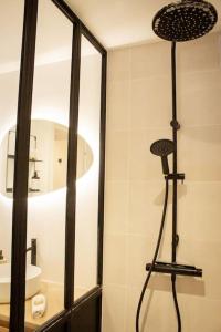 una ducha en un baño con espejo en Le coquillage - Balcon & parking, en Albertville 14 fotos más