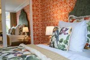 a bedroom with a bed with a pillow and a wall at Hotel Estheréa in Amsterdam