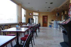 TV a/nebo společenská místnost v ubytování Hotel Reyes De León