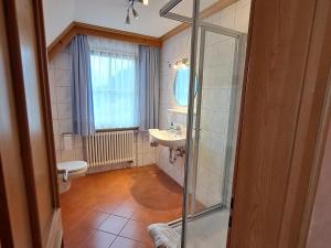 Koupelna v ubytování Bäuerlehof