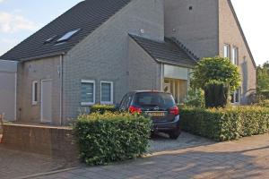 een auto geparkeerd voor een huis bij Bed & Breakfast VanAgt in Vlijmen