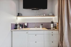 Η κουζίνα ή μικρή κουζίνα στο Limehome Berlin Prenzlauer Allee - Digital Access