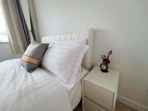 Uma cama ou camas num quarto em Orewa New house with view on deck near Cafe,bush & river
