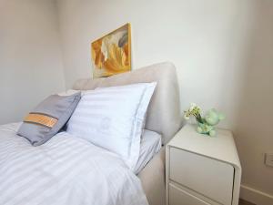 Uma cama ou camas num quarto em Orewa New house with view on deck near Cafe,bush & river