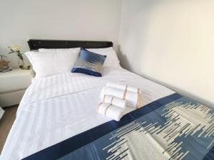 Uma cama ou camas num quarto em Orewa New house with view on deck near Cafe,bush & river