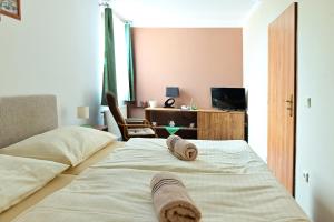 Postel nebo postele na pokoji v ubytování Hotel Classic + 10 fotografií